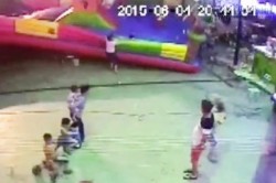 Bé gái 3 tuổi chết thảm vì chơi trên lâu đài phao bị lốc cuốn phăng