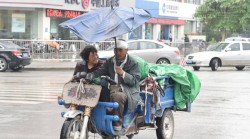 Cuộc sống của cô bé 15 tuổi bị trói vào xe rác