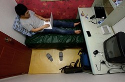 Choáng với phòng trọ chỉ đủ chỗ duỗi chân của sinh viên Hàn