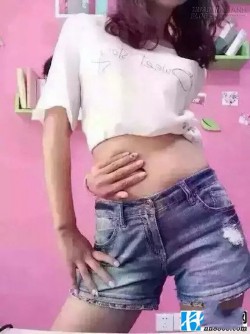 Trào lưu ngón tay chạm rốn khoe body tỷ lệ chuẩn gây tò mò