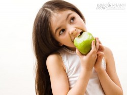 Ăn táo, uống trà xanh giúp giảm cảm lạnh và ngừa ho hiệu quả