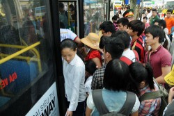 Dân mạng hoảng loạn vì đoạn chia sẻ thủ đoạn lừa đảo mới trên xe bus