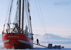 Thuyền buồm hóa khách sạn giữa biển băng