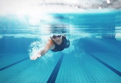 Sự thật gây sốc về chuyện mắt đỏ khi bơi