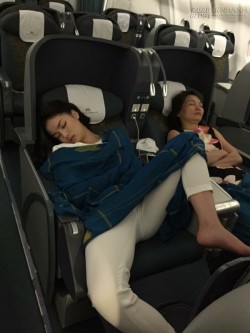 Dáng ngủ khó đỡ của Hoa hậu Kỳ Duyên trên máy bay gây tranh cãi gay gắt