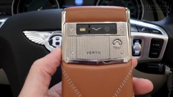 Dế mới Vertu Signature giá nửa tỷ đồng có gì đặc biệt?