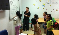 Cô giáo nước ngoài đến Việt Nam dạy tiếng Anh vì lương cao