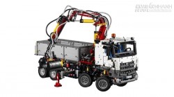 Xe tải Mercedes-Benz Arocs 3245 ra đời từ 2.793 mảnh ghép Lego