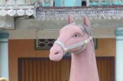 Độc đáo bức tượng ngựa có cả nội tạng ở miền Tây