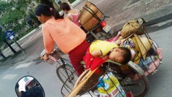 Ảnh người mẹ nghèo chở con nằm ngủ trên xe gây tranh cãi
