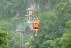 Đường zipline vào hang Tối được công nhận dài nhất Việt Nam