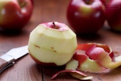Mẹo dùng nồi nhôm: Luộc vỏ táo để nồi sáng bóng