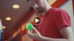 Trái bóng có mắt làm náo loạn cả đường phố