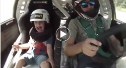 Em bé gào thét kinh hoàng khi ngồi trên xe đua