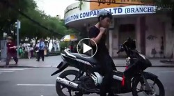 Đi đường trời này thiệt là tốn áo mưa quá
