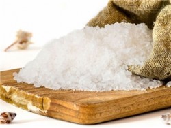 Muối biển tốt hơn muối ăn trong chăm sóc da