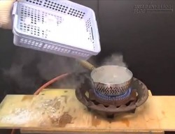 Điều không thể ngờ tới khi cho đá lạnh -85 độ vào nước sôi