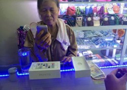 Vừa thương vừa giận: Câu chuyện người mẹ già nhặt ve chai và chiếc Iphone 5S