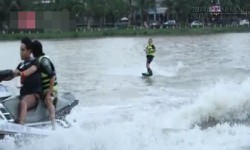 Cậu bé 9 tuổi lướt ván trên sông Sài Gòn