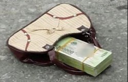 Kẻ nghiện ném cục tiền ra đường thử lòng tham và cái kết bất ngờ