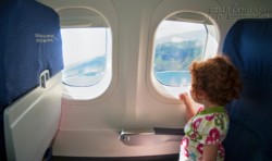 Tại sao cửa sổ máy bay hình bầu dục mà không phải hình vuông?