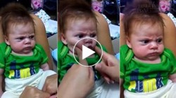 Phì cười với vẻ mặt cậu bé luôn cau có