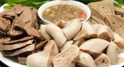 Mẹo gia truyền luộc lòng heo ngon, hết sạch mùi hôi