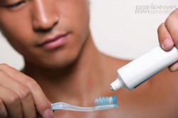 Mượn bàn chải đánh răng của bạn nam SV dính sùi mào gà ở miệng