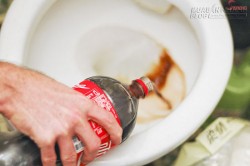 Dùng nước ngọt vệ sinh, mẹ chẳng lo mó tay vào bồn cầu