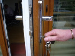 Ứng phó khi nhà có trộm, cướp đột nhập