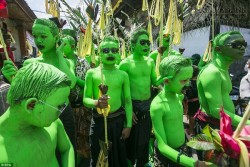 Khám phá lễ hội sơn xanh lên người để xua đuổi tà ma ở đảo Bali