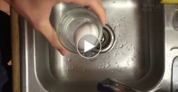 Cách bóc vỏ trứng bằng ly nước chỉ trong 3 giây