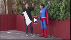 Hỏi đường phong cách siêu nhân