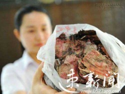 Chôn tiền 4 năm, đào lên giấy mục