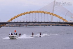 Sông Hàn nhộn nhịp với dù kéo, lướt ván