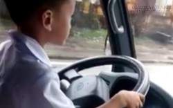 Hoảng hồn clip bé trai lái ô tô chạy băng băng trên đường