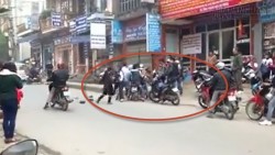Xôn xao clip đám thanh niên bắt cóc gái xinh về làm vợ giữa phố