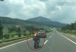 Biker CBR 1000 phóng bạt mạng trên cao tốc đi Đà Lạt