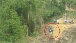 Hai em nhỏ đu dây qua vực sâu ở Yên Bái