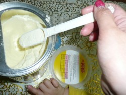 Hầu hết bố mẹ pha sữa sai cách cho con