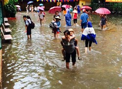 Học sinh thủ đô lội nước trong lớp vì mưa ngập