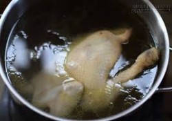 Mẹo luộc gà để không bao giờ lo trong sống ngoài chín