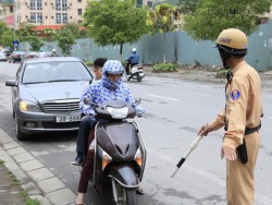Làm gì khi bị CSGT yêu cầu dừng xe