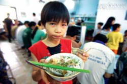 Cậu bé lang thang tìm mẹ, kiệt sức đói lả nhưng không quên em gái nhỏ
