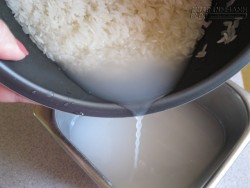 9 cách tận dụng nước vo gạo thông minh trong bếp