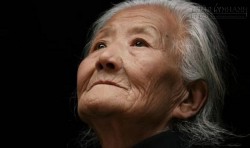 Chết lặng khi Mẹ già bệnh nặng nhưng con không muốn cho nhập viện chỉ vì...