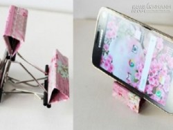 Từ kẹp giấy biến thành giá đỡ điện thoại chỉ trong 1′