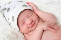 Đội mũ cho trẻ sơ sinh thường xuyên sẽ có hại gì