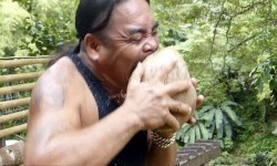 Dị nhân dùng răng bổ dừa khiến du khách há hốc mồm