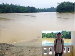 Cảm động nam sinh lớp 11 lao mình xuống dòng nước lũ cứu thầy cô